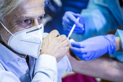 Vaccinazioni. L'appello dei sindacati dei pensionati varesini: «Non lasciamo indietro gli anziani soli»