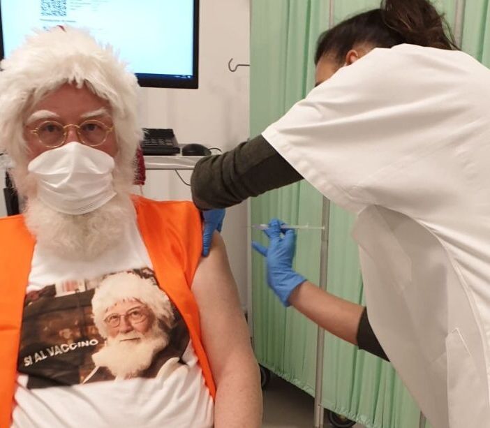 FOTO. Anche Babbo Natale si è vaccinato contro il Covid