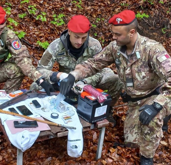Senza sosta i controlli antidroga nei boschi dello spaccio nel Varesotto: a Valganna rinvenuti un fucile e mezzo chilo tra eroina, cocaina e hashish