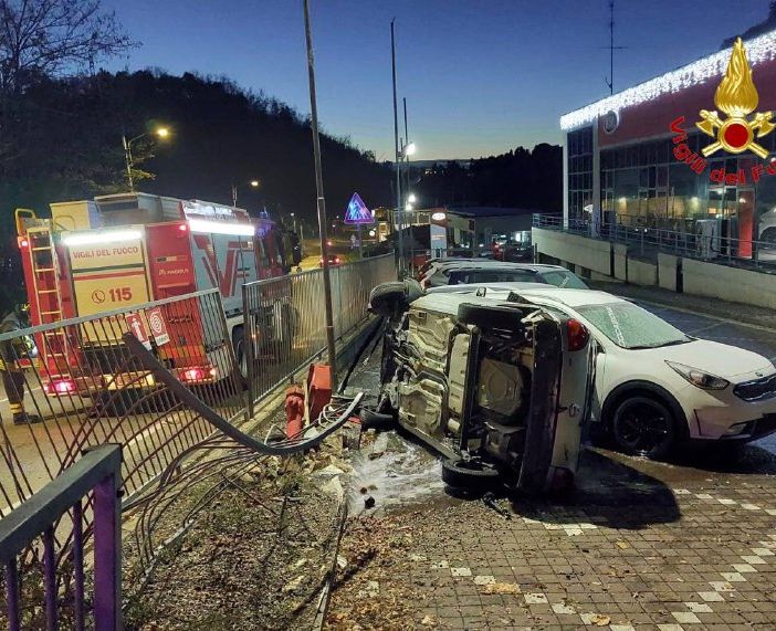 FOTO. Si ribalta con l'auto in viale Belforte e finisce nel parcheggio di una concessionaria: paura per un 27enne