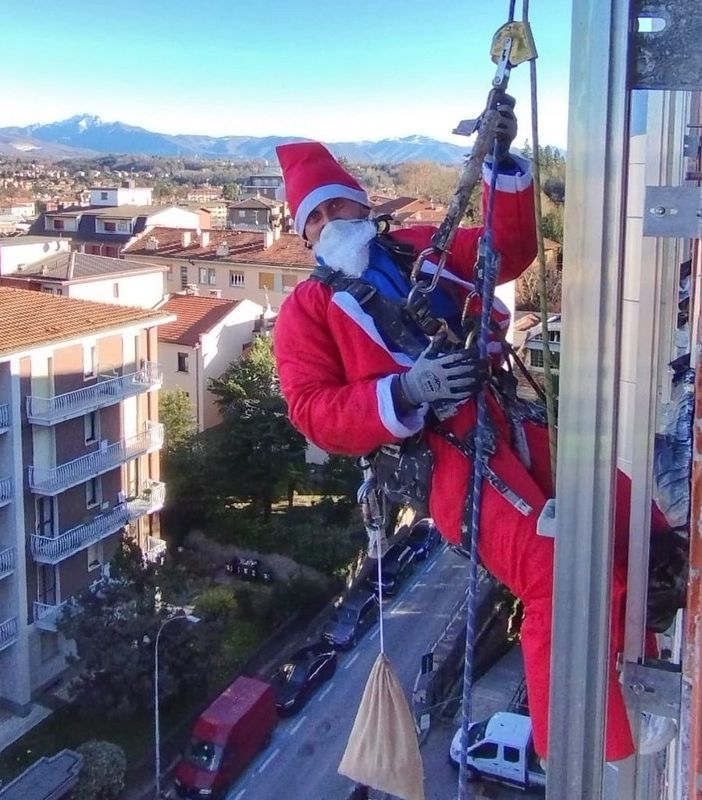 FOTO. Babbi Natale acrobati al Del Ponte per i bambini della Pediatria