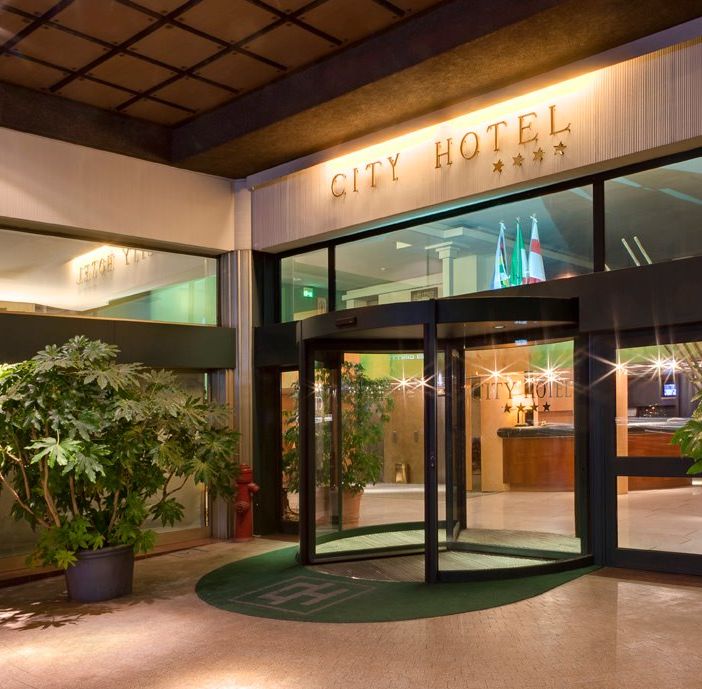 L'ingresso del City Hotel di Varese dalla pagina Facebook dell'albergo