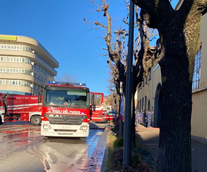 L'incendio alla fonderia di viale Belforte a Varese