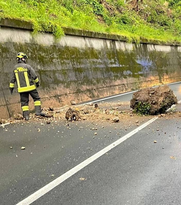 FOTO. Massi si staccano dal versante e precipitano sulla statale a Varese in viale Borri: disagi al traffico
