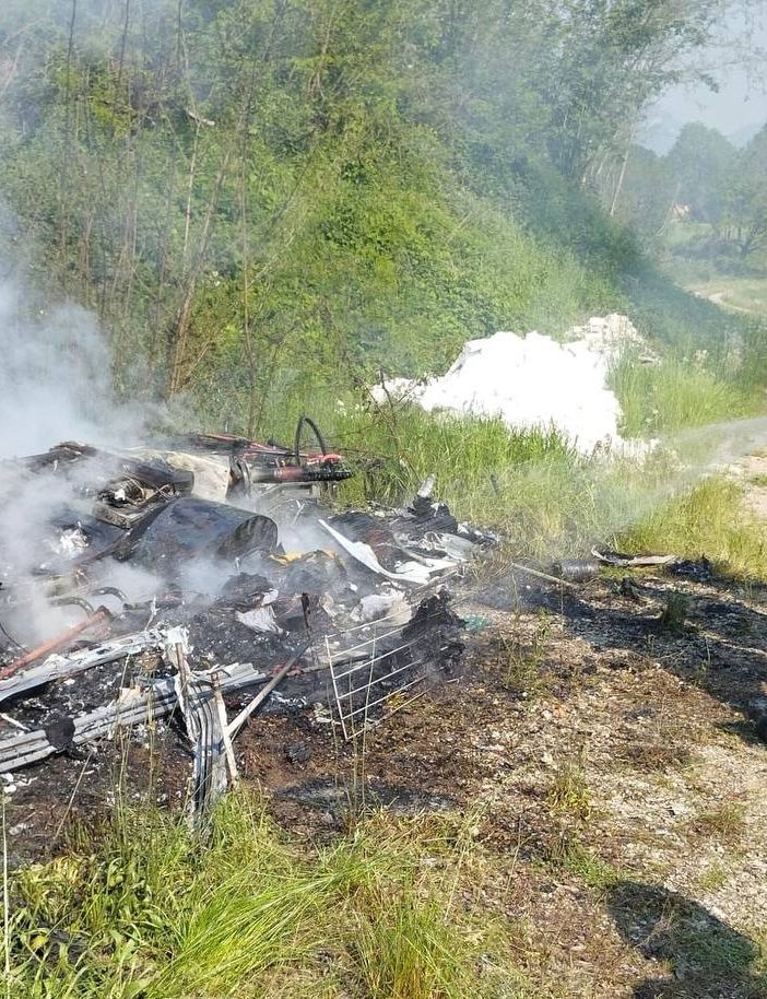 Roulotte distrutta da un incendio in via Peschiera a Varese: nessun ferito