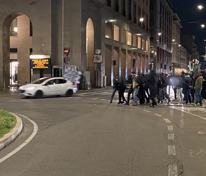 Un'auto con una bandiera del Napoli prova a festeggiare in piazza Monte Grappa, presidiata dagli ultrà varesini, dopo lo scudetto Un'auto con una bandiera del Napoli prova a festeggiare in piazza Monte Grappa, presidiata dagli ultrà varesini, dopo lo scudetto