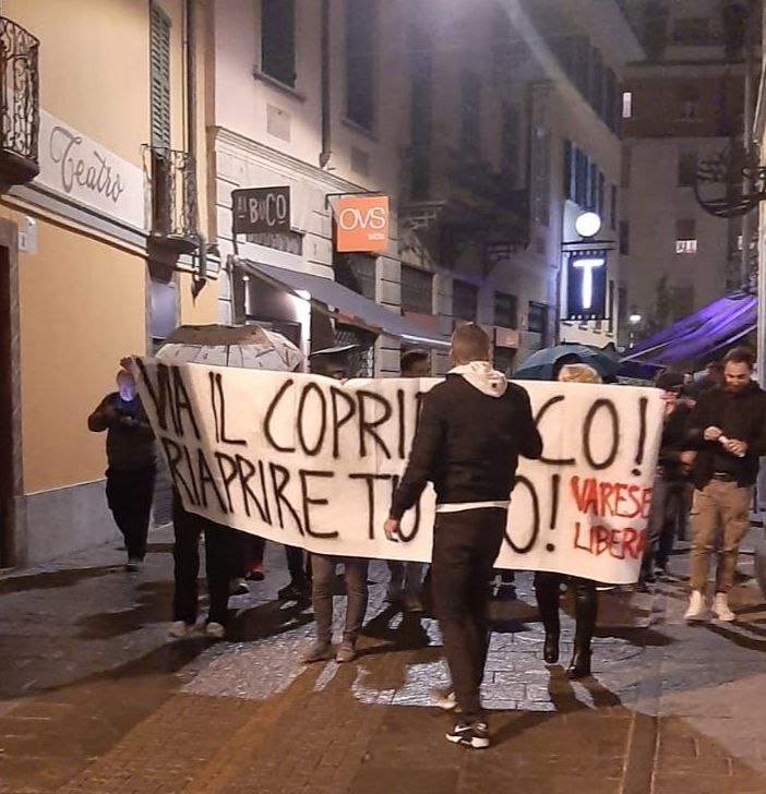 Varese Libera sfida il coprifuoco, corteo e fumogeni in centro