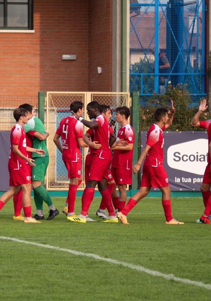 Varesina, gol e abbracci di chi sta bene assieme