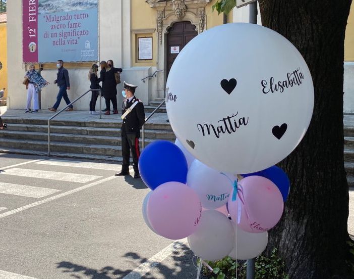 VIDEO E FOTO. Le lacrime di Vedano per l'ultimo saluto a Vittorio, Elisabetta e Mattia