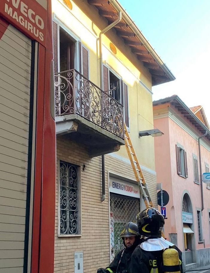 Fiamme in un'abitazione del centro di Vedano Olona: evacuate sei persone tra cui quattro bambini