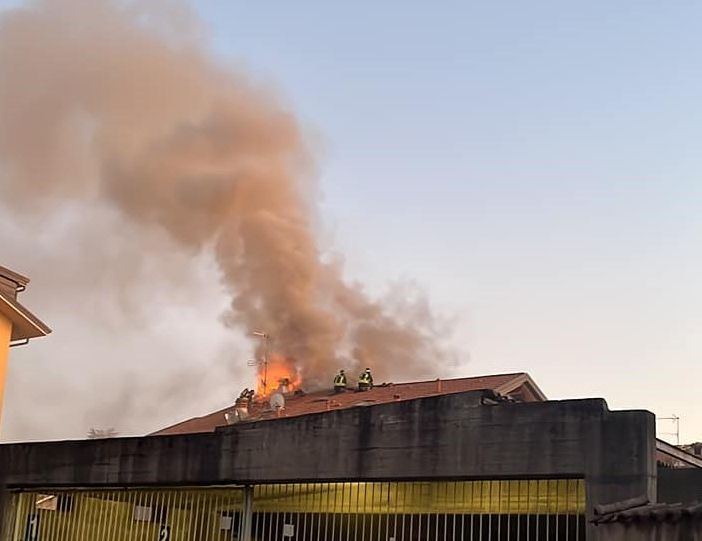 L'incendio in via Sciesa a Vedano (foto tratta da sei di Vedano Olona se)