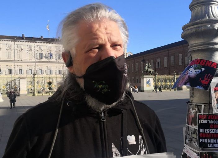 Sit in di protesta in piazza Castello a Torino contro i vaccini testati sugli animali