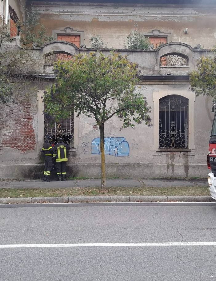 Fiamme in un edificio abbandonato a Busto Arsizio, i vigili del fuoco salvano due clochard