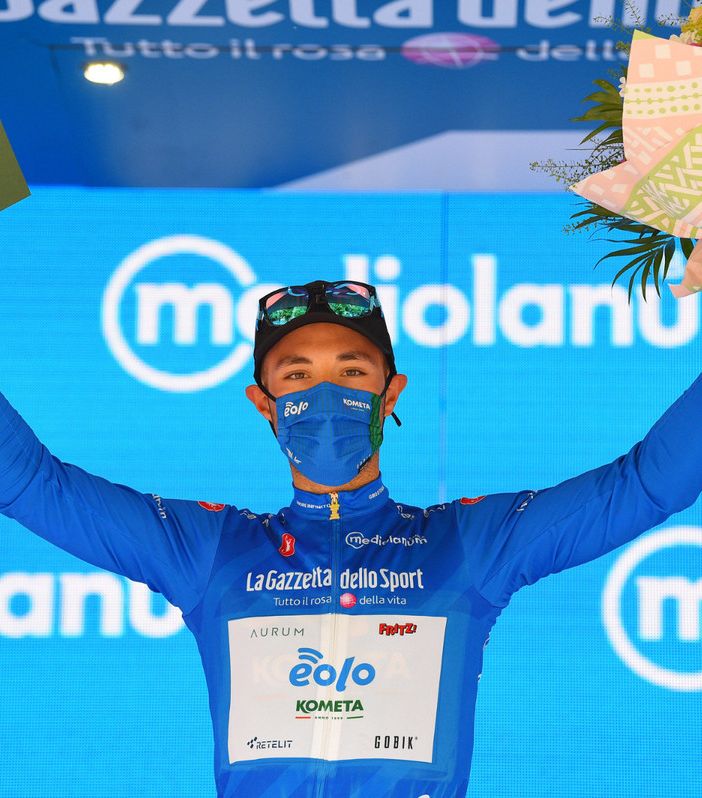 Al Giro il cielo è sempre più blu. Anzi, azzurro: Albanese indossa la maglia da leader del GPM