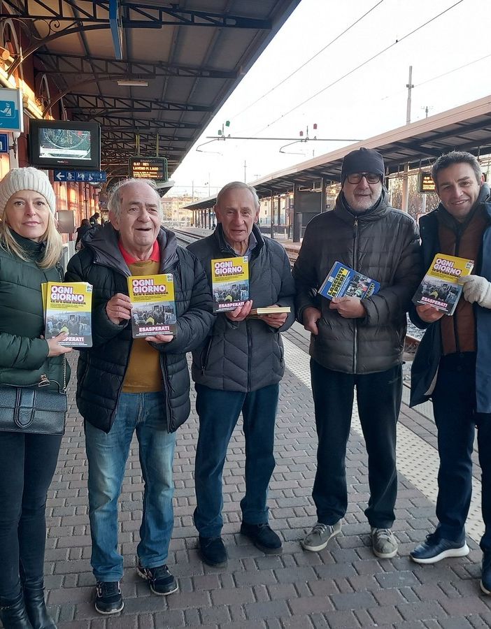 Astuti (Pd) in stazione a Varese: «Servizio Trenord inaccettabile, la Regione intervenga»