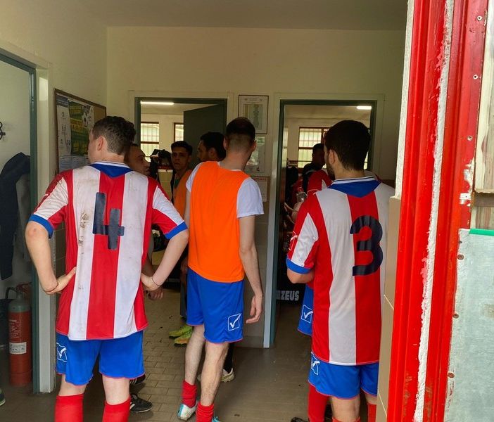 &quot;Negro di m....&quot;: un tifoso insulta l'arbitro e lui sospende la partita