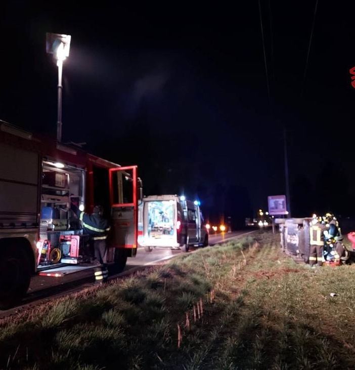 Auto si ribalta nella notte a Gorla Maggiore