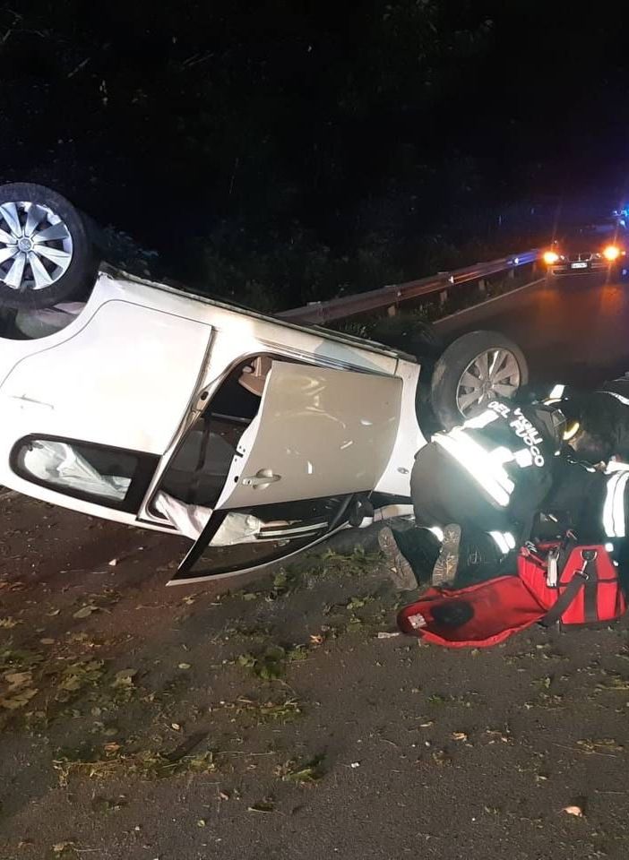 Un diciannovenne si ribalta con l'auto nella notte a Leggiuno