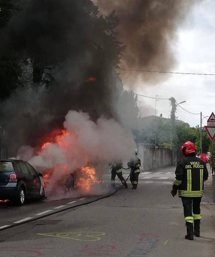 FOTO - Due veicoli in fiamme a Samarate: intervengono i Vigili del Fuoco