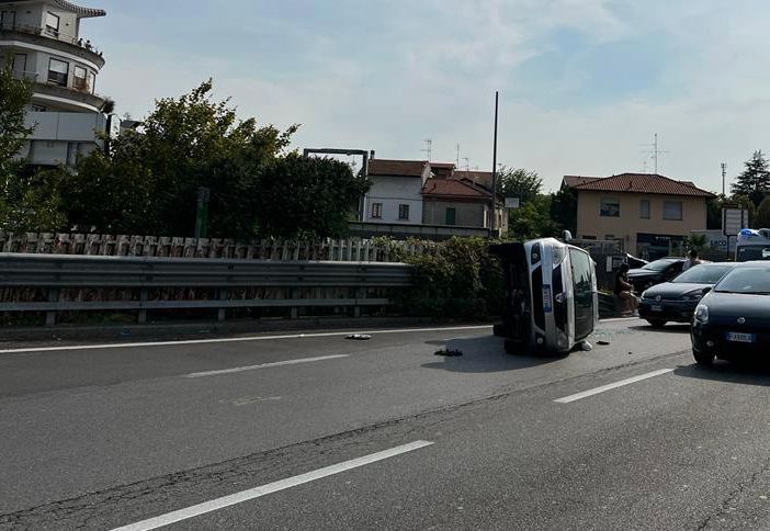 Paura a Castellanza: un'auto si ribalta vicino allo svincolo dell'A8