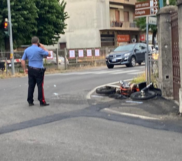 Il luogo dell'incidente a Castiglione Olona con la moto a terra all'incrocio tra la Varesina e via Rosselli Il luogo dell'incidente a Castiglione Olona con la moto a terra all'incrocio tra la Varesina e via Rosselli