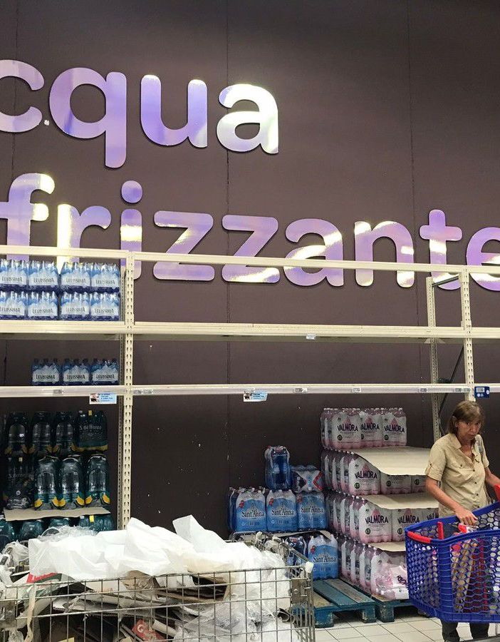 Anche i supermercati della provincia non sono più “frizzanti”: «Le bottiglie continuano ad arrivare con il contagocce»