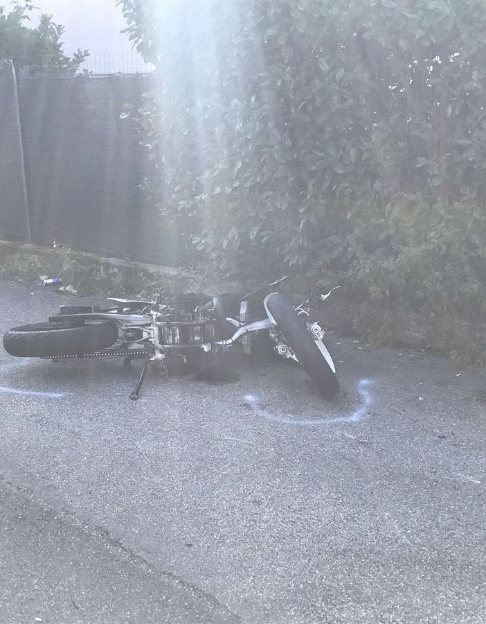 Bisuschio, scontro tra una moto e un furgone della nettezza urbana: paura per un ragazzo di 18 anni