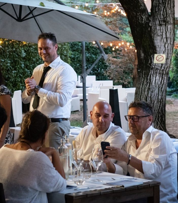 Sotto “Al Ponte”, dove la pizza «crea dipendenza»