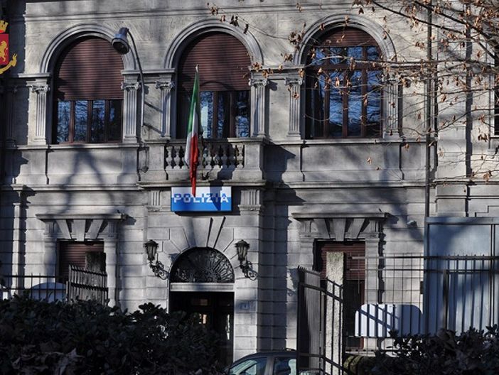 Ruba un bancomat e si dà alle spese: preso e denunciato