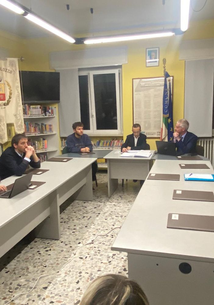 Il saluto di Giuseppe Licata al consiglio comunale di questa sera a Lozza. Accanto a lui Maurizio Runchina, in piedi, neo primo cittadino, e Fabrizio Maroni, figlio dell'indimenticabile Bobo