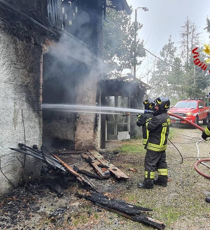 FOTO - In fiamme un edificio abbandonato a Porto Valtravaglia