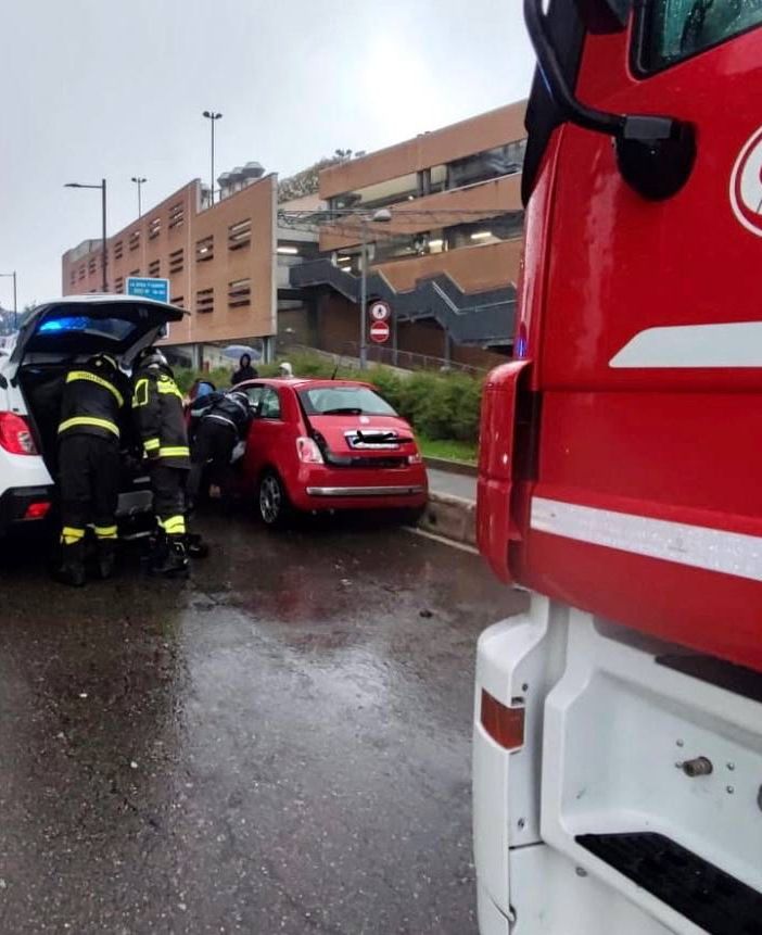 Scontro tra due auto a Somma Lombardo lungo il Sempione
