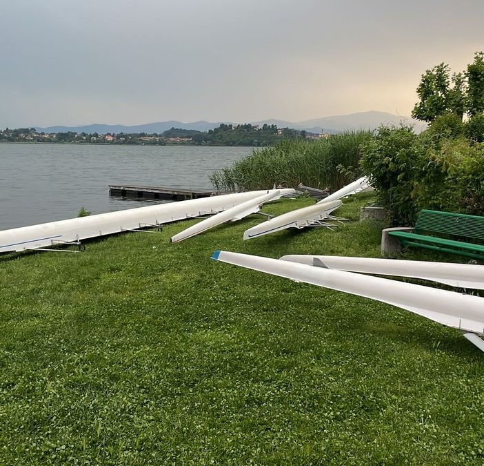 VIDEO - Paura davanti a Groppello per il maltempo: le barche dei giovani canottieri si ribaltano sul lago