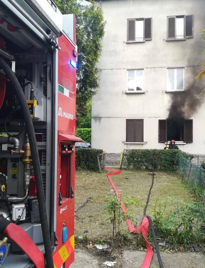 Casa in fiamme a Luino: i vigili del fuoco salvano un cane
