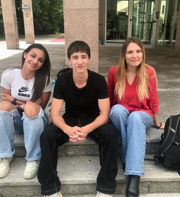 Gli studenti all'uscita da scuola dopo la prima prova