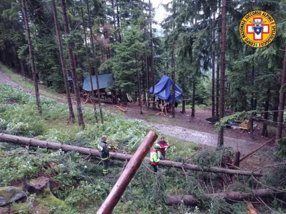 Muore in Valcamonica a soli 16 anni colpita da un albero. Il cordoglio di Fontana e Meloni: «Grande tristezza»