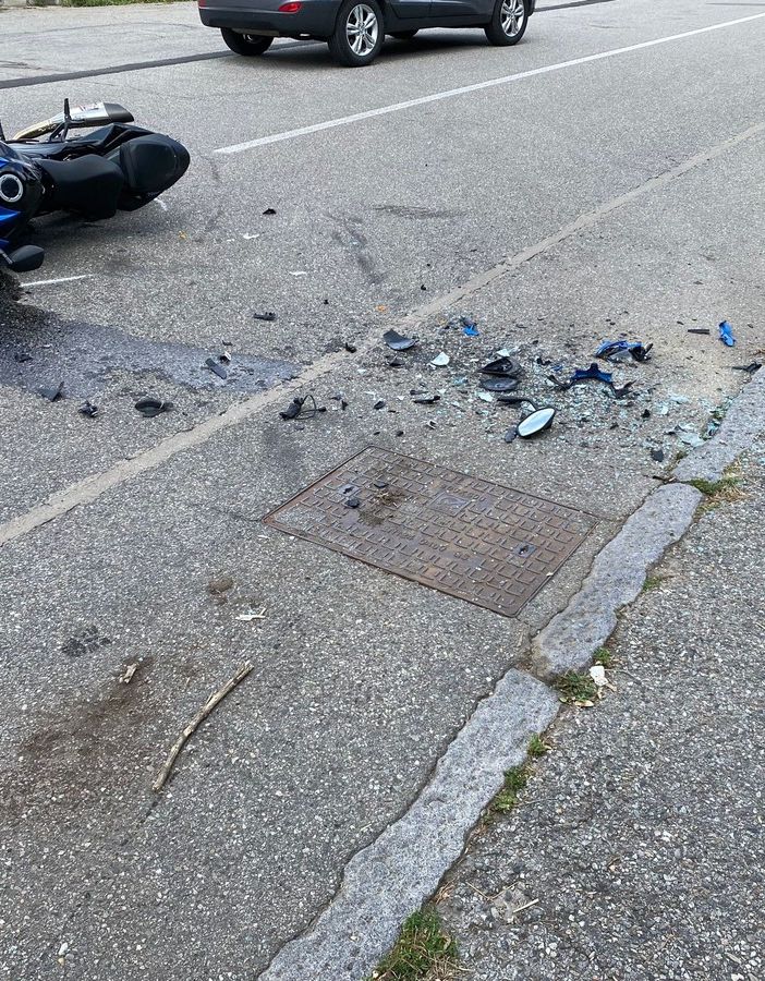 FOTO. Schianto tra un'auto e una moto all'incrocio: due feriti a Busto