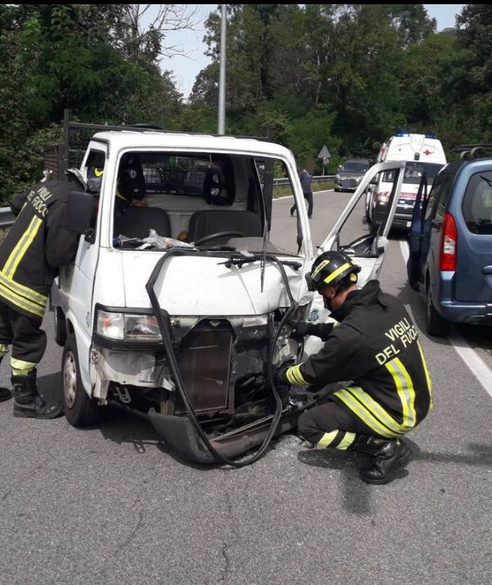 Sangiano, scontro sulla Provinciale: due persone soccorse