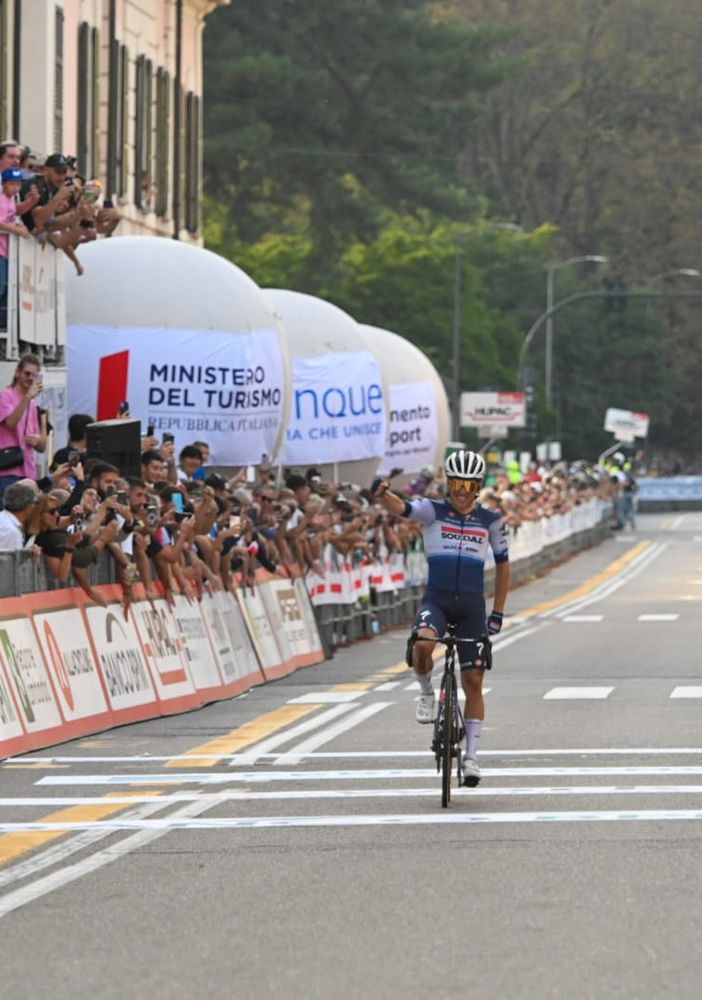Van Wilder vince l'edizione numero 102 della Tre Valli tra due ali di folla in via Sacco (foto Alessandro Umberto Galbiati)