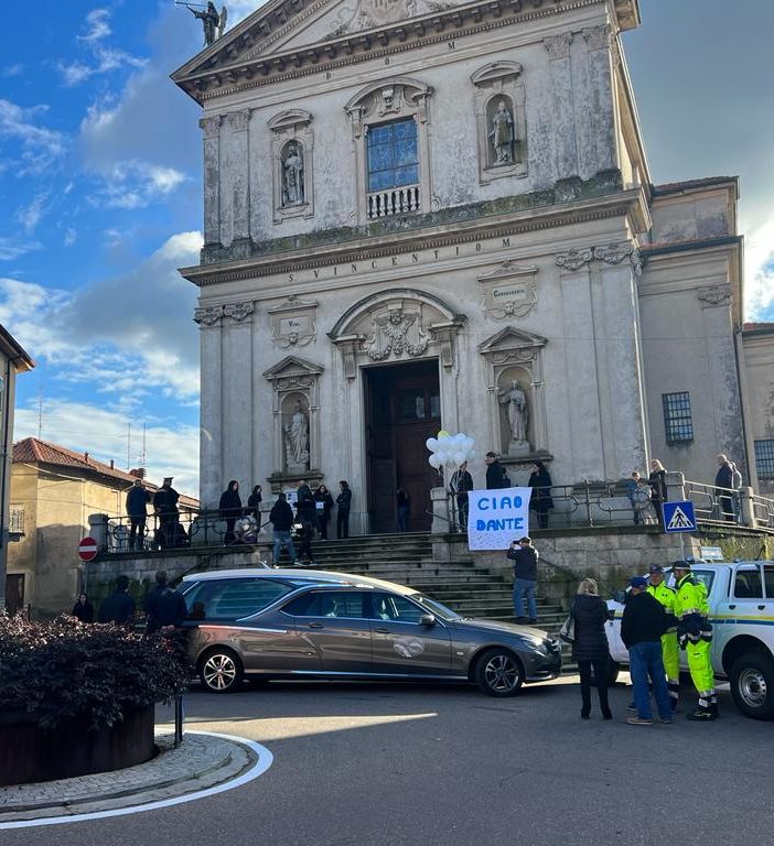 FOTO e VIDEO - Il silenzio di un intero paese e quello di tante giovani vite nell’addio a Dante