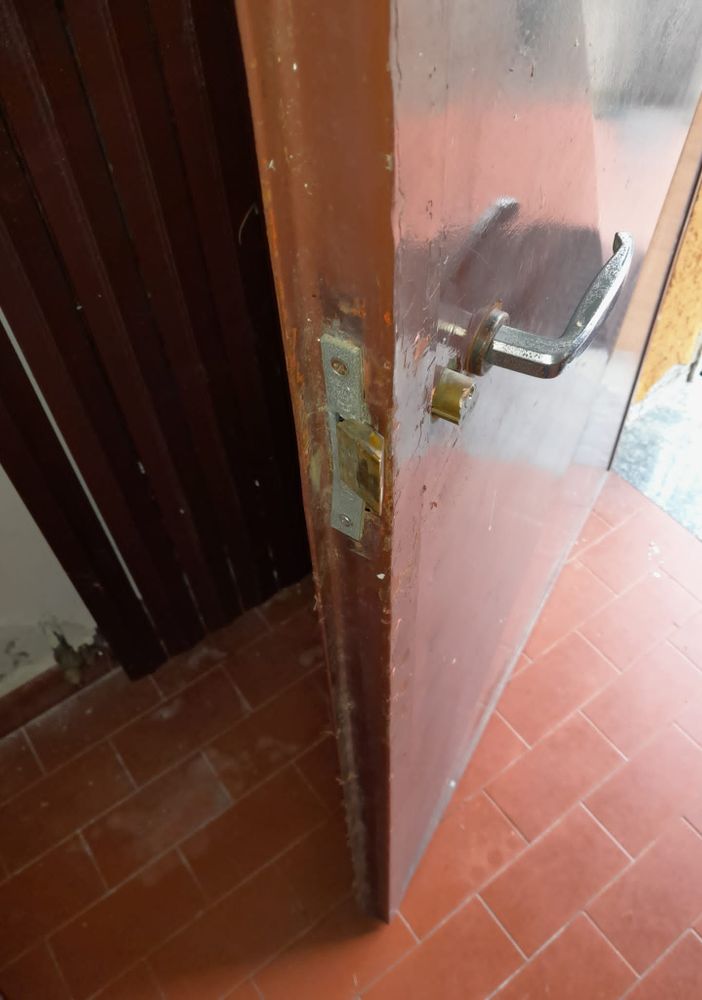 FOTO. Golasecca, ladri scatenati al centro sportivo: rubate le divise dell'Aurora, svaligiato il bar e spariti i macchinari per il prato