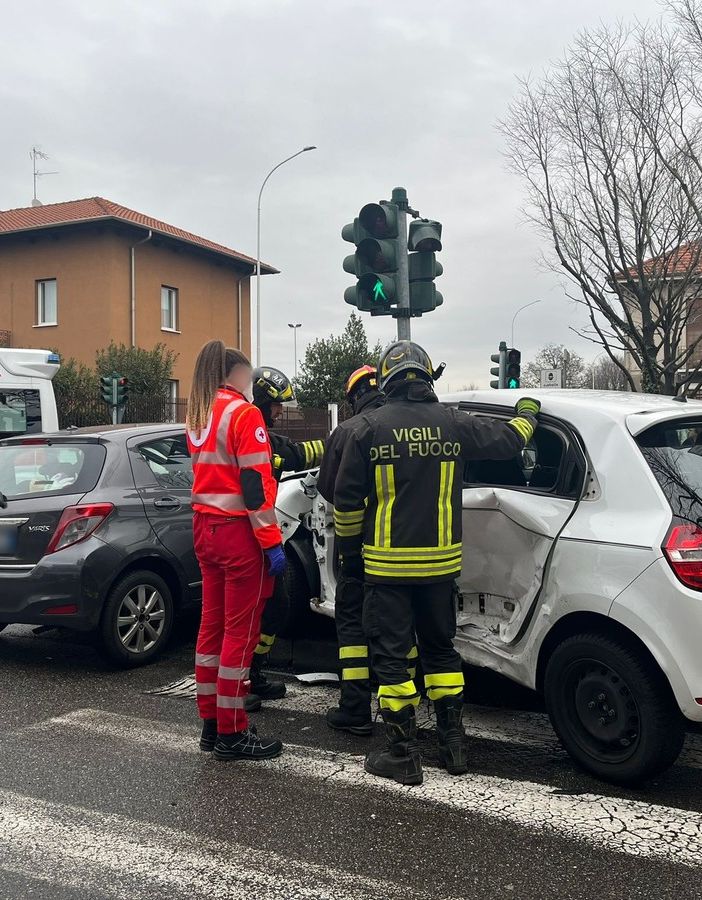 FOTO - Scontro tra due auto, paura in via Magenta a Busto
