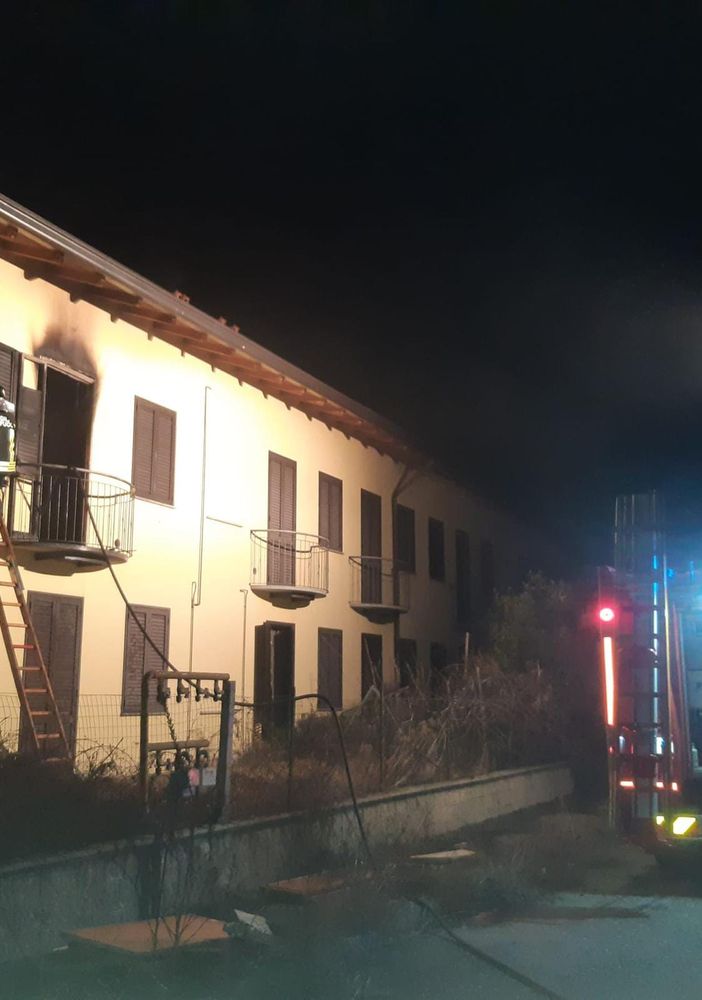 Incendio nella notte in una casa disabitata, vigili del fuoco in azione a Lonate Ceppino
