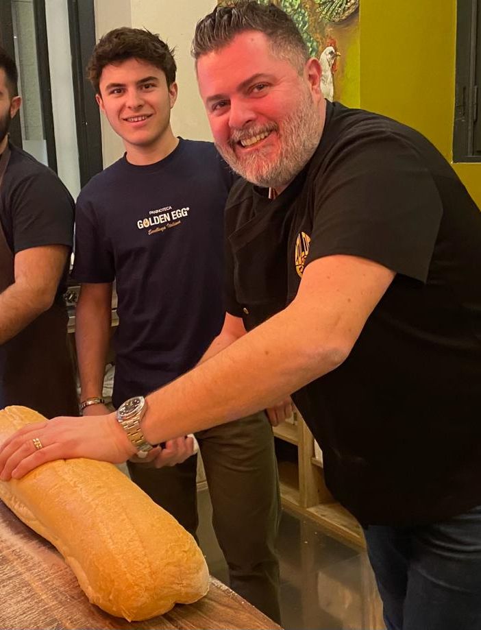 Una famiglia, il Golden Egg di Varese: Fulvio Solari al centro, insieme alla moglie Barbara e ai figli Federico, a destra, e Lorenzo, a sinistra