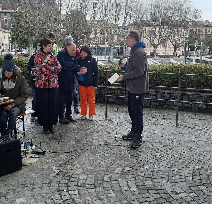 Laveno, un miglio a nuoto nelle acque gelide del Maggiore: l'impresa di Enzo Favoino per l'ambiente