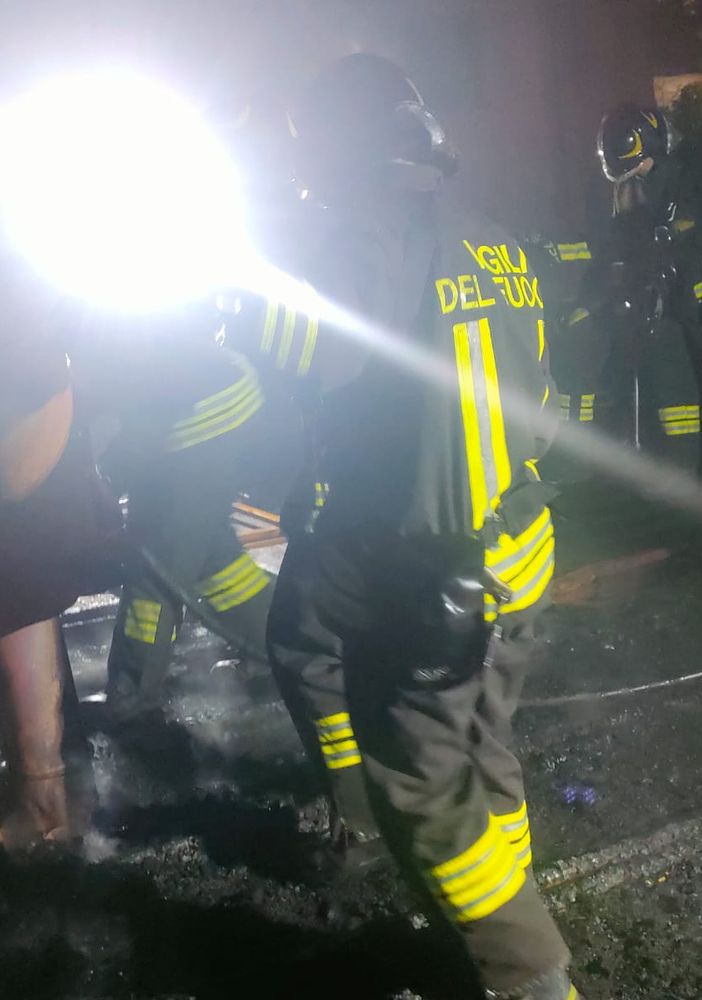 Notte di fuoco a Luino: tetto in fiamme, quattro persone evacuate