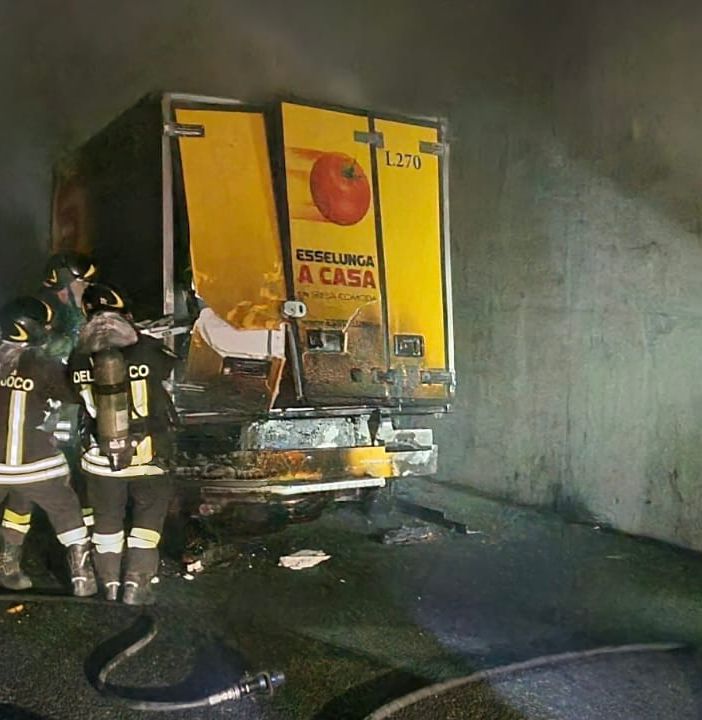 FOTO. Furgone in fiamme sotto il viadotto in Autolaghi: illeso il conducente