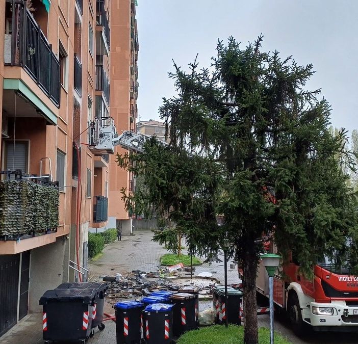 Brucia appartamento di due &quot;accumulatori seriali&quot;: super lavoro dei vigli del fuoco nel Milanese