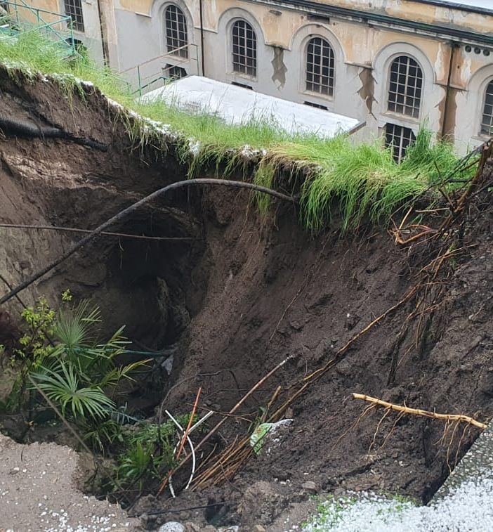 FOTO. Frana il terreno, si apre una voragine a Luino. Smottamento a Cremenaga