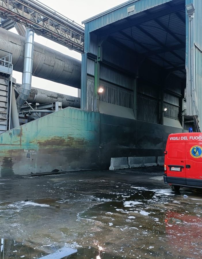 FOTO. Fiamme nella notte al cementificio Holcim di Comabbio: in azione i vigili del fuoco. Sul posto anche l'Arpa